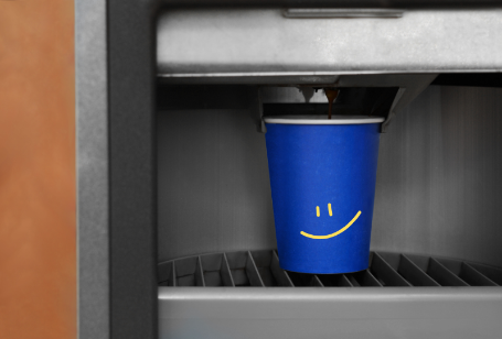 Come trovare bicchieri di carta compatibili con il tuo distributore automatico